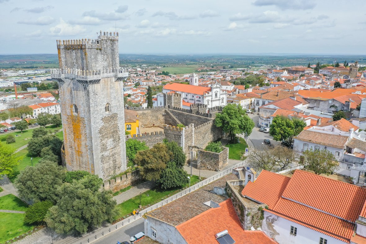 vista aérea da cidade de beja, com as muralhas do castelo de be